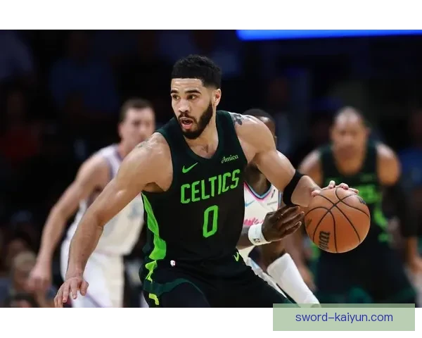 西布朗后防表现稳健，球队近期状态持续提升备受关注